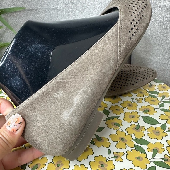 Vionic Women’s Suede Laser Cut Pointed Toe Flats Taupe Sz 7 - Picture 12 of 12